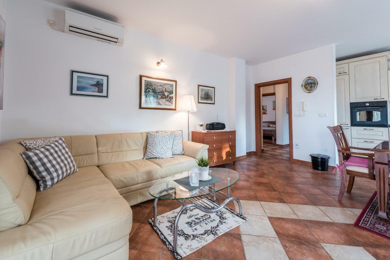 Apartments Jelavic Sutomiscica Екстер'єр фото