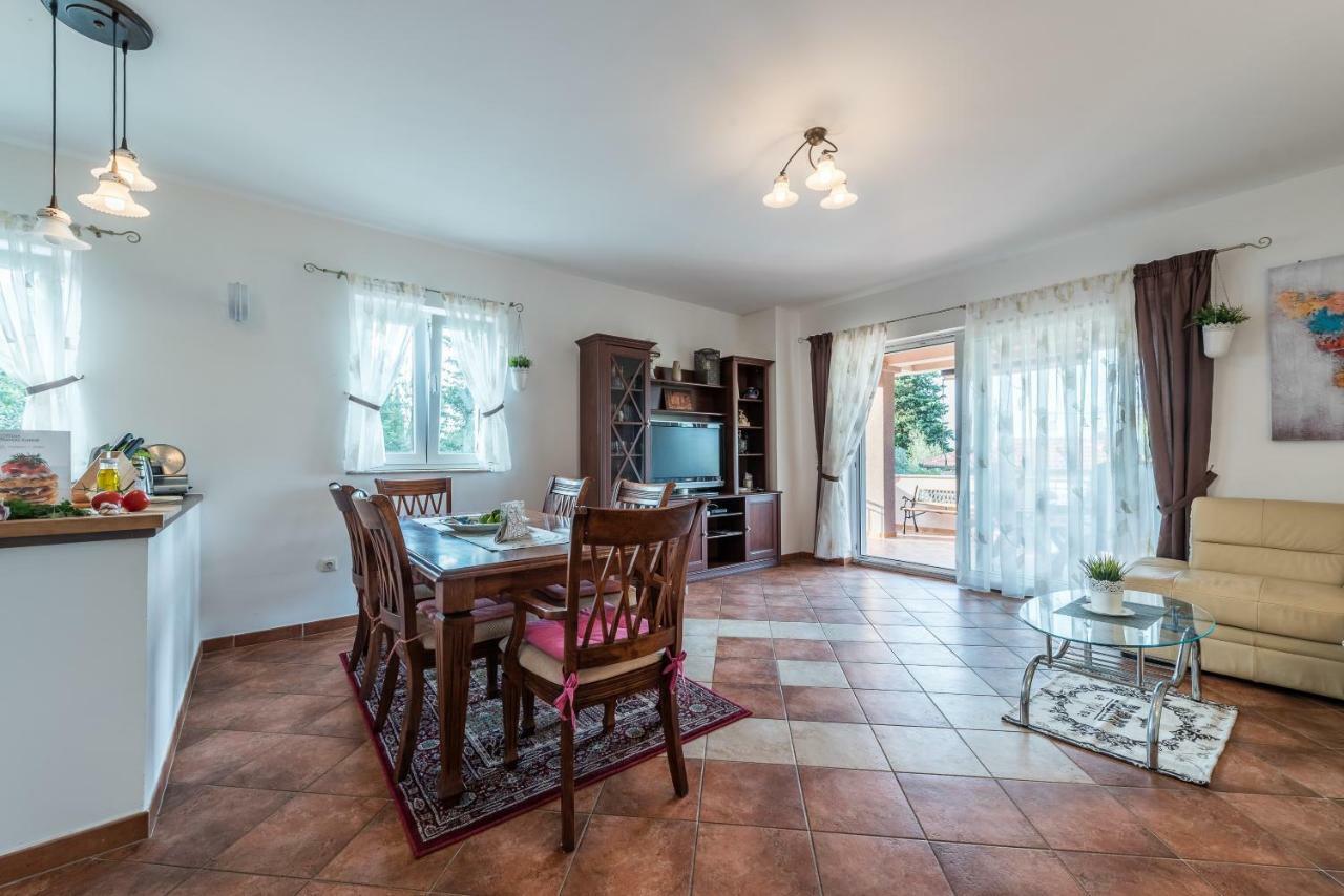 Apartments Jelavic Sutomiscica Екстер'єр фото