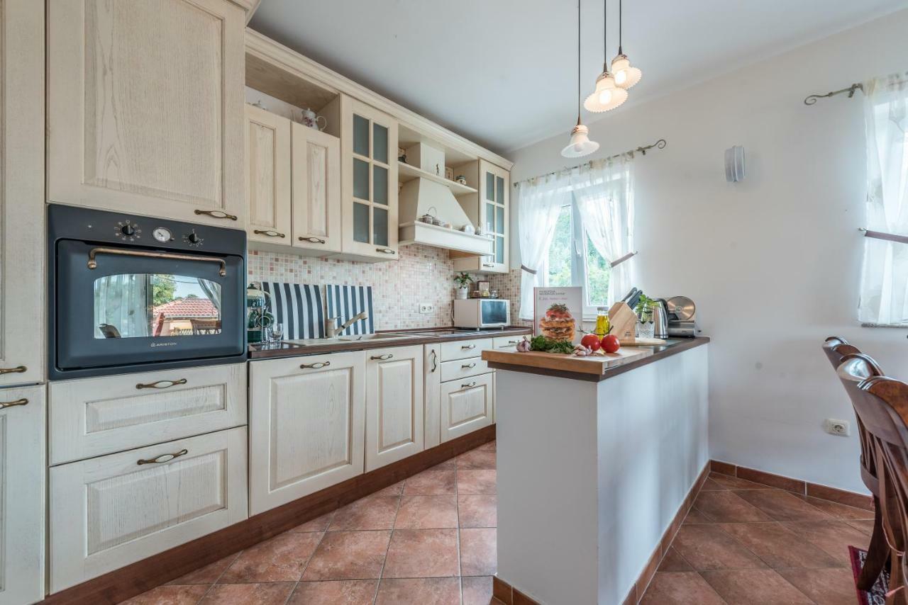 Apartments Jelavic Sutomiscica Екстер'єр фото