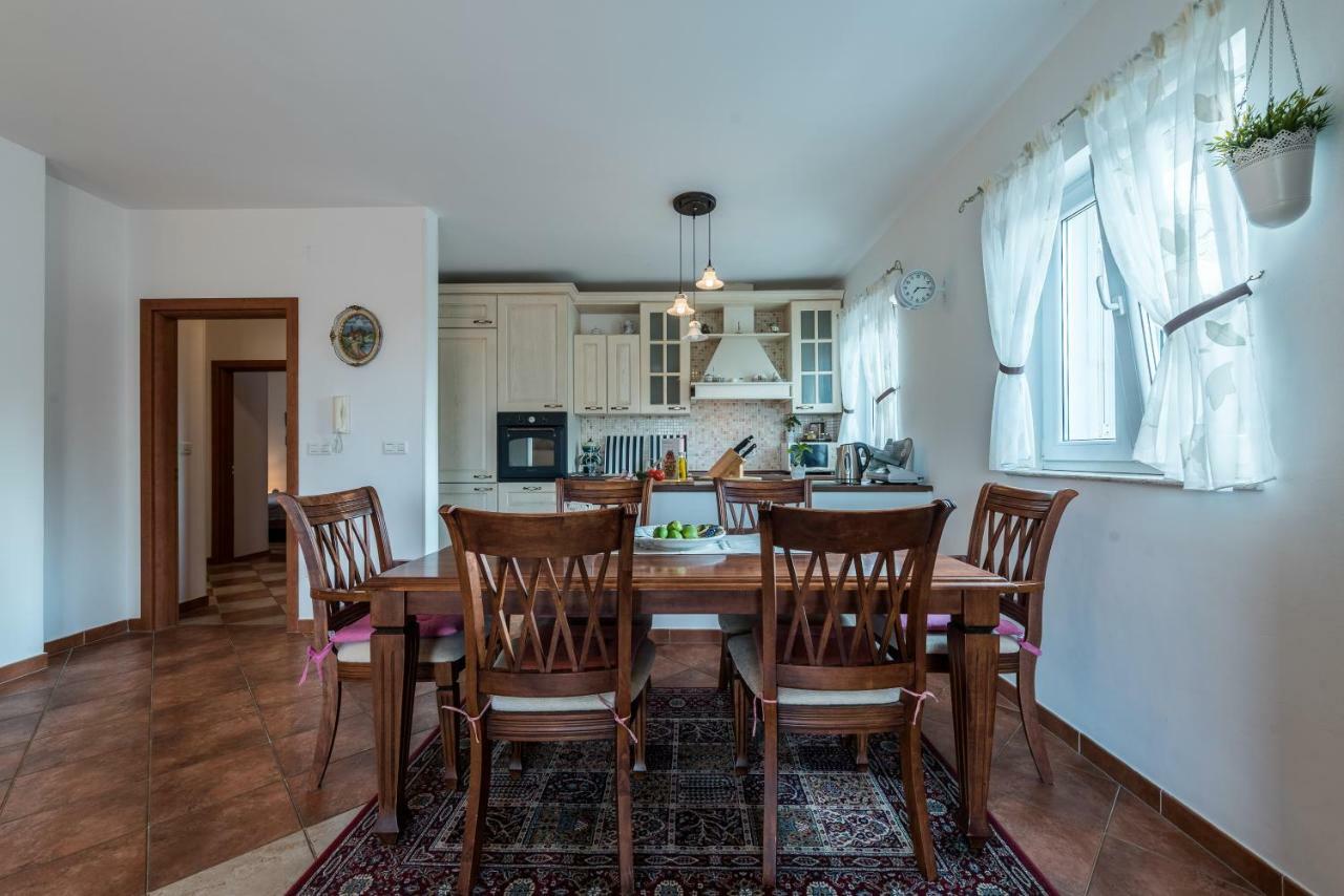 Apartments Jelavic Sutomiscica Екстер'єр фото