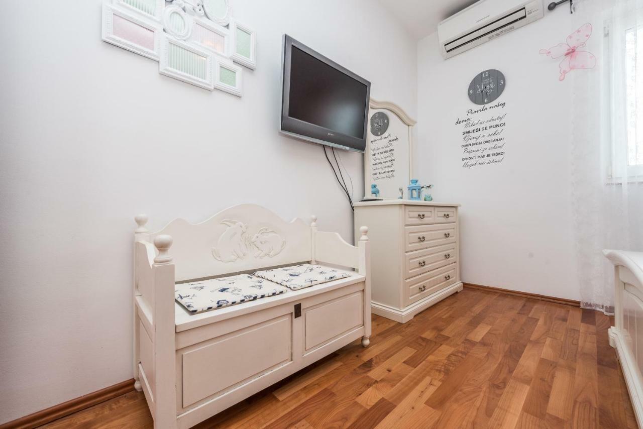 Apartments Jelavic Sutomiscica Екстер'єр фото